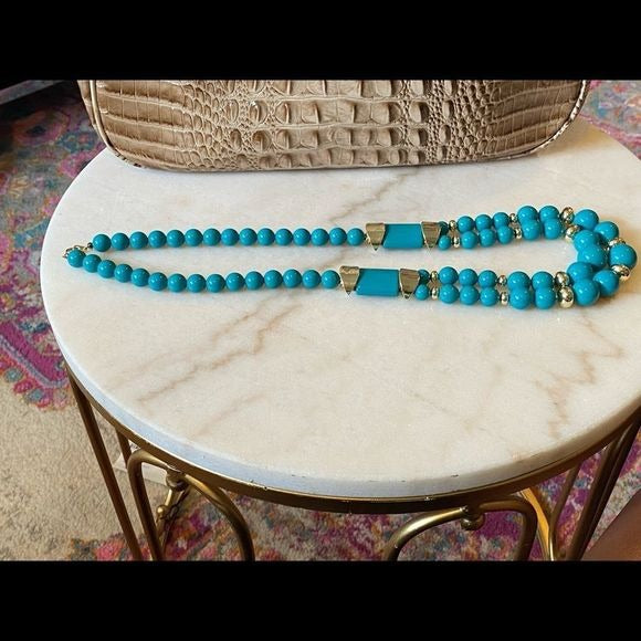 Retro plastic beads necklace with large details
