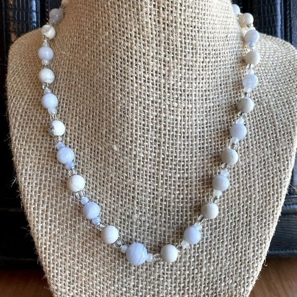 Feminine beauty Howlite and glass beads necklace screw closure 0868