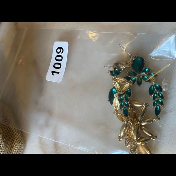 NWOT matching set green necklace and dangle earrings