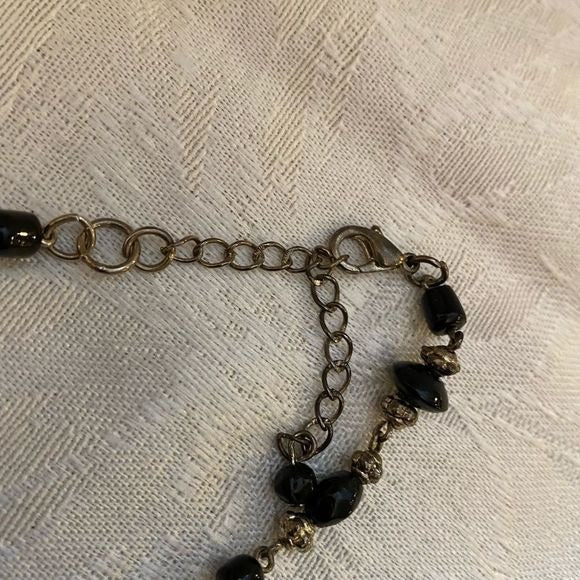 Metal and lack beads chandelier necklace