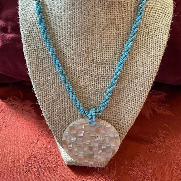 NWOT Beautiful blue beads twisted shell pendant